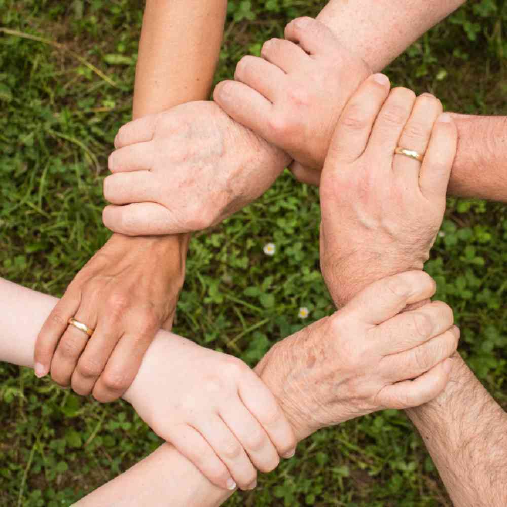 Servizio di Play Therapy mani che si tengono